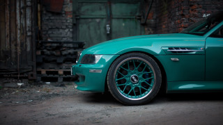 Green car brick building door - a brick building free wallpaper