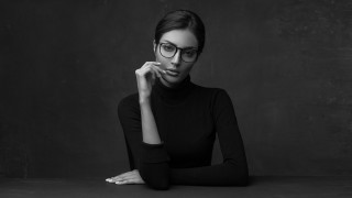 Woman glasses sitting serious blackwhite - her chin free wallpaper