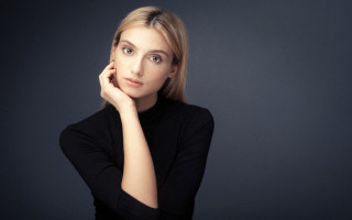 Woman blonde blackshirt portrait precisionism - her chin free wallpaper