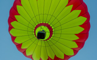 Kite green red window blue - a blue sky background free wallpaper