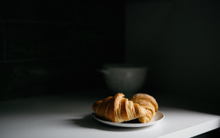 Croissants bowl water dark room - brassaï free wallpaper
