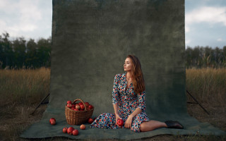 Woman apple basket nature fashion - annie leibovitz free wallpaper