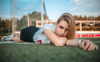 Girl laying on ground soccer - de stijl free wallpaper