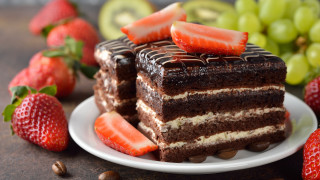 Cake strawberries grapes food photography - fedot sychkov free wallpaper