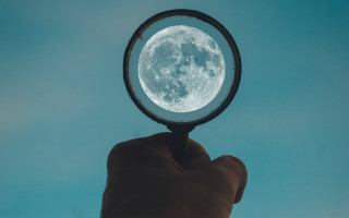 Hand magnifying glass full moon - a magnifying glass free wallpaper