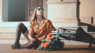Woman bouquet sitting fashion portrait - a bouquet of flowers in front free wallpaper