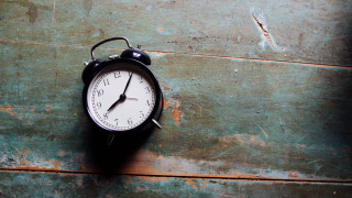 Black clock green wood shadow - a black handle free wallpaper