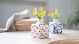 Table vases basket flowers beach - a basket free wallpaper