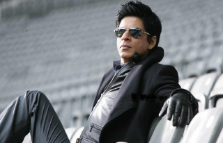 Handsome man sitting bench sunglasses - sunglass free wallpaper