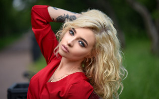 Blonde woman red shirt green - a woman free wallpaper for desktop