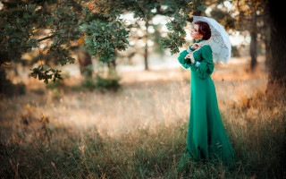 Woman green dress umbrella autumn - a green dress holding free wallpaper