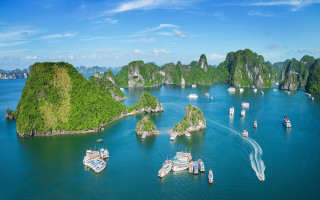 Boats water green hills trees - a group of boats free wallpaper