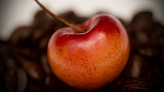 Red apple coffee beans macro - a pile of coffee beans free wallpaper