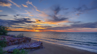 Sunset beach rockycliff ocean cityscape - a rocky cliff free wallpaper