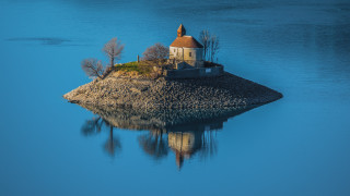 Small island church lake blue - a small island free wallpaper