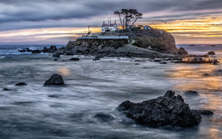 Lighthouse rocky shore sunset ocean - beautiful landscape free wallpaper