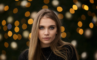 Woman blueeyes christmas tree portrait - a christmas tree in the background free wallpaper