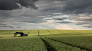 Barn field cloudy sunset horizon - a barn in a field free wallpaper