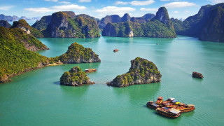 Boats floating water mountains trees - a group of boats free wallpaper