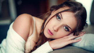 Eszter mattioni blue eyes laying 2 - eye free wallpaper