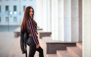 Woman blackjacket purse fashion shoot - column free wallpaper