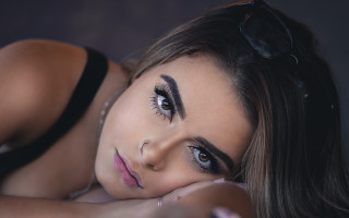 Woman eyelashes eyeliner bed browneyes - her arm free wallpaper