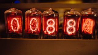 Red lights glass container clock - number free wallpaper