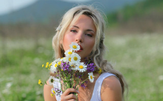 Woman flower bouquet smoke mountain - anna hotchkis free wallpaper
