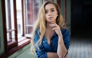 Blonde woman portrait window blurry - her chin free wallpaper