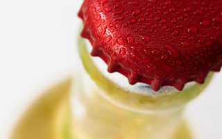 Red apple water droplets table - a red apple free wallpaper