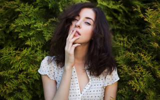 Woman posing bush hands mouthed - her mouth free wallpaper