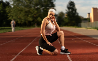 Woman tennis court phone watch - athletic free wallpaper