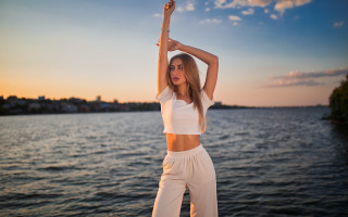 Woman dock arms up beach - her free wallpaper