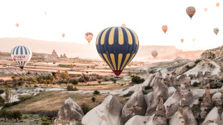 Hot air balloons valley mountains 2 - hot free wallpaper