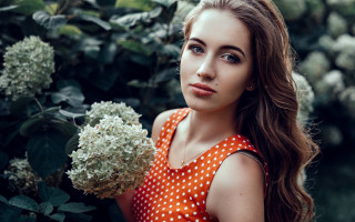Woman polka dot dress holding - serious free wallpaper for desktop