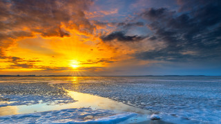 Sunset frozen lake reflection clouds - a sunset over a free wallpaper