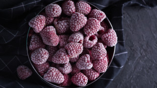 Raspberries blackcloth honeycomb silk fence - a black cloth free wallpaper