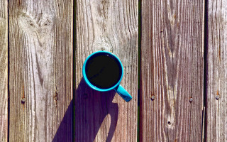 Blue coffee cup wooden table - a fence free wallpaper