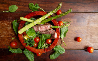 Bowl vegetables meat wooden table - the side of the bowl free wallpaper