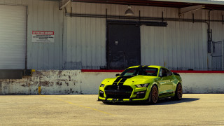 Yellow car red stripe cobra - a red stripe free wallpaper