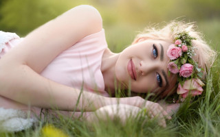 Woman grass flower crown teddy - a flower crown free wallpaper