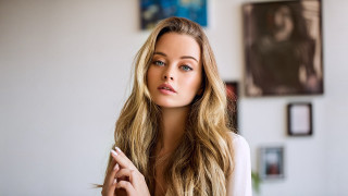 Woman longhair portrait blonde blurry - a picture in a room free wallpaper