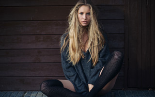 Woman sitting blonde blue eyes 3 - her leg free wallpaper