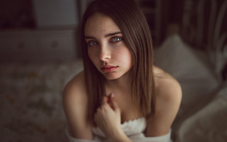 Blueeyes woman bed portrait freckles - free portrait wallpaper