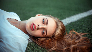 Woman lying grass blue eyes - the wind free wallpaper