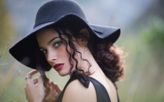 Woman blackhat dress field fashion - a picture in a field of grass free wallpaper
