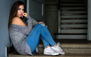 Woman sitting steps cellphone serious - the step free wallpaper