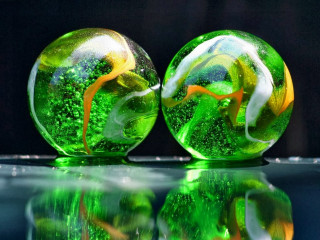 Green glass balls reflection table - a reflection of them free wallpaper