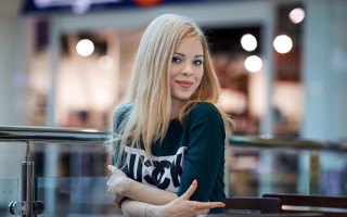 Woman crossed arms mall blonde - naive art free wallpaper for desktop