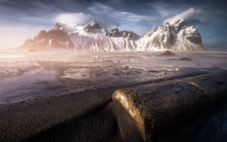 Mountain range snowy sky ocean - unreal engine 4k free wallpaper